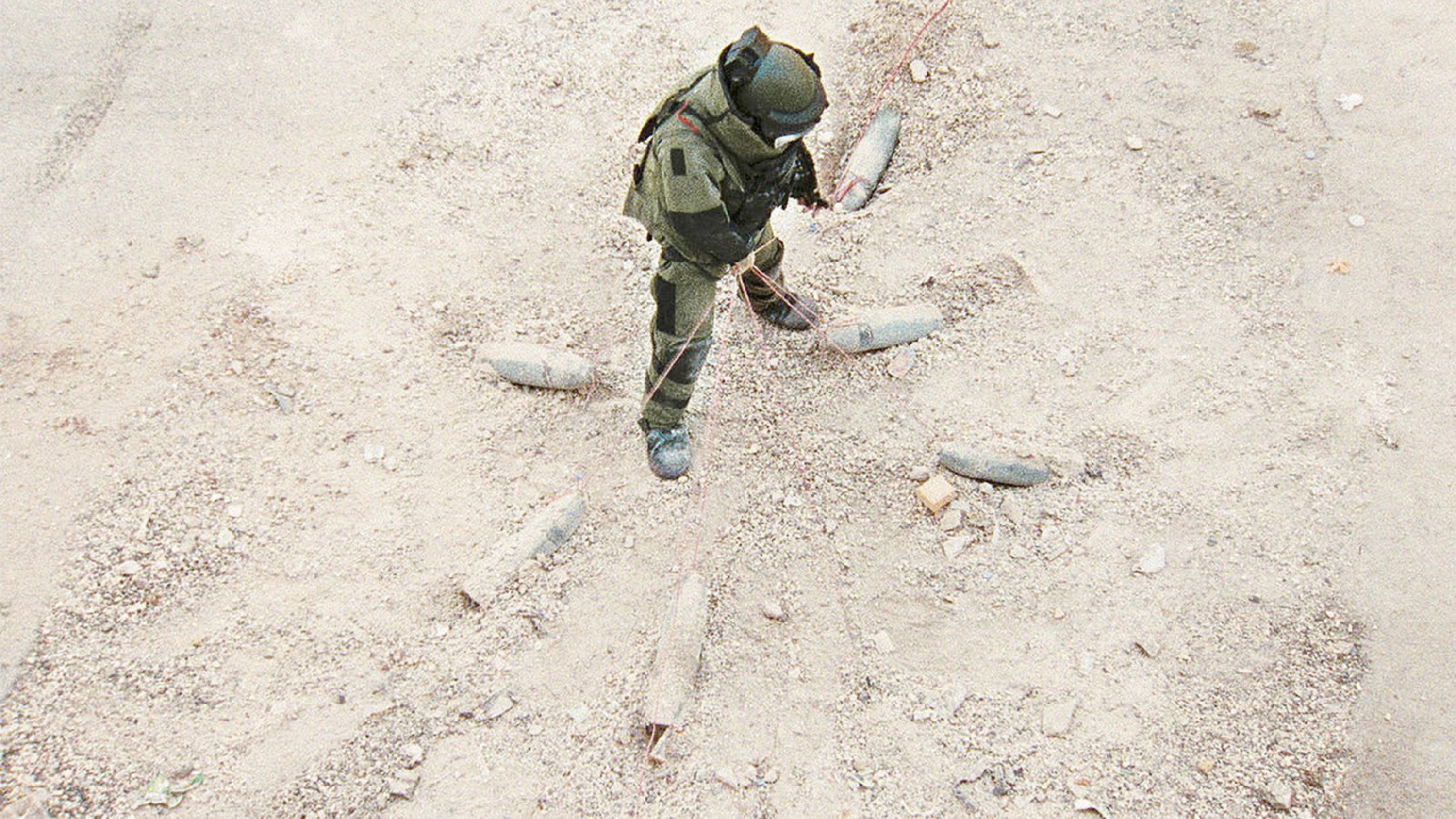 A film guide that looks at The Hurt Locker (2008), with a strong emphasis o